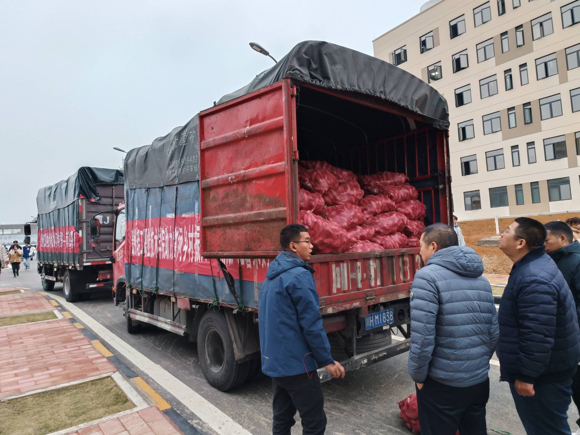 貨車抵達貴州輕工職業技術學院1.jpg